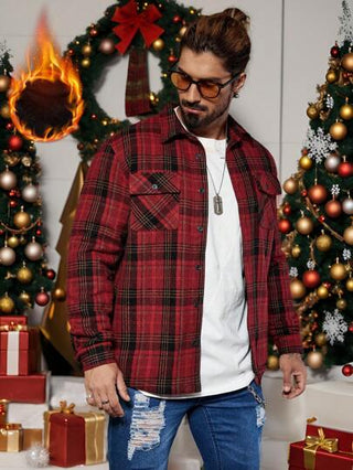 Manfinity Homme معطف قميص أسلوب كلاسيكي أحمر مربعات منقوش باللوك الرجعي ذو أكمام طويلة مملوء بأجواء عيد الميلاد (تصميم غير متماثل)، معطف قميص مربعات