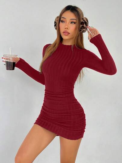 PETITE فستان أسود رقيق بياقة عالية مخطط