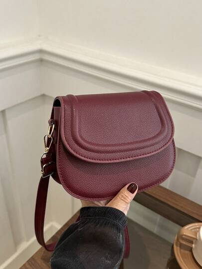 حقيبة كتف صغيرة ذات لون قوي مزخرف بالنقوش