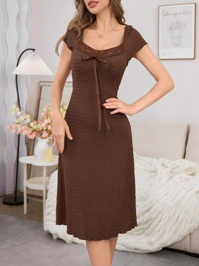 SHEIN ثوب نوم طويل للنساء بتصميم تويست وطبعات جاكارد صلبة مع إدراج الدانتيل في الرقبة على شكل حرف V