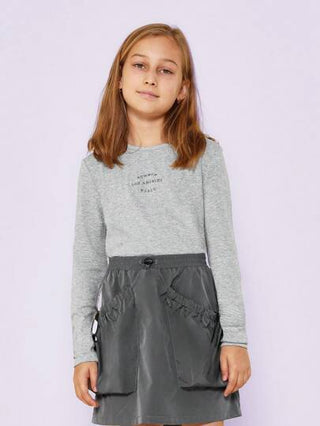 girls-sets SUMWON مجموعة قطعتين مكونة من تيشيرت أكمام طويلة ذو تطريز ملتف وتنورة مع جيب لفئة المراهقات المريحة