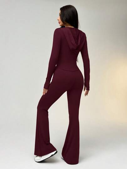 SHEIN EZwear طقم رياضي من قطعتين ملابس علوية قصير مع خصر مشدود وغطاء رأس ، وبنطلون متسع الساق