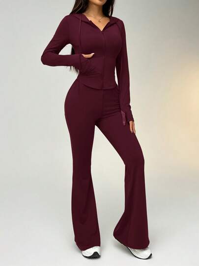 SHEIN EZwear طقم رياضي من قطعتين ملابس علوية قصير مع خصر مشدود وغطاء رأس ، وبنطلون متسع الساق