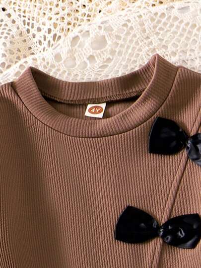 SHEIN قميص ثقيل بياقة وردة بأكمام طويلة ملون باللون البني الكافيه وترقيع على شكل كروشيه للفتاة الصغيرة، بنطلون واسع من قماش أحادي اللون ملائم للخريف مريح وفي طراز رجعي