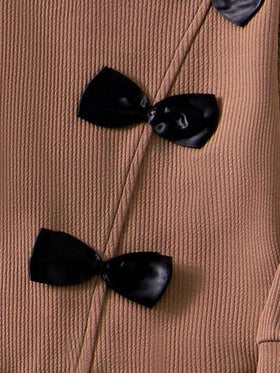SHEIN قميص ثقيل بياقة وردة بأكمام طويلة ملون باللون البني الكافيه وترقيع على شكل كروشيه للفتاة الصغيرة، بنطلون واسع من قماش أحادي اللون ملائم للخريف مريح وفي طراز رجعي