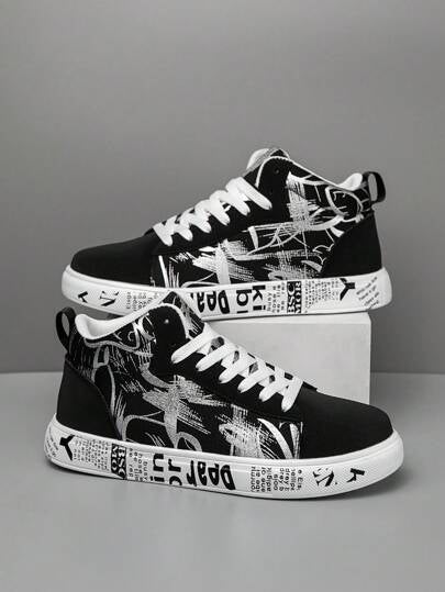 مقاس أكبر بمقدار واحد) أحذية رياضية عالية الكعب مطبوعة بطباعة عشوائية سوداء وبيضاء للرجال، أحذية مشي خارجية عصرية متعددة الاستخدامات