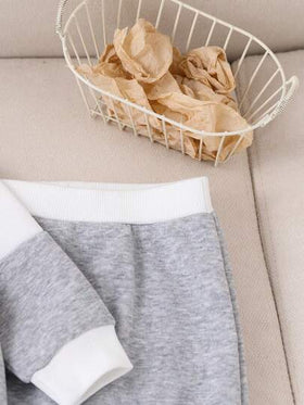 SHEIN Playful Pals طقم قطعتين للأطفال الرضع من البنين: قميص ثقيل من البولو بياقة مطرزة بشعار وبنطلون رياضي، بتصميم جميل وأنيق بطابع الكلية، مناسب لمناسبات الخريف/الشتاء مثل التصوير الفوتوغرافي والحفلات