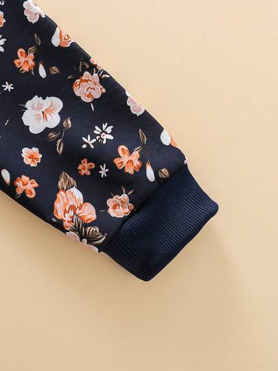 SHEIN Vintaside Kids معطف متوسط الطول بغطاء رأس سميك وفاخر بنمط الزهور الصغيرة المتناثرة بطراز قديم للفتيات ما بين الطفولة والمراهقة ، مناسب للخريف والشتاء