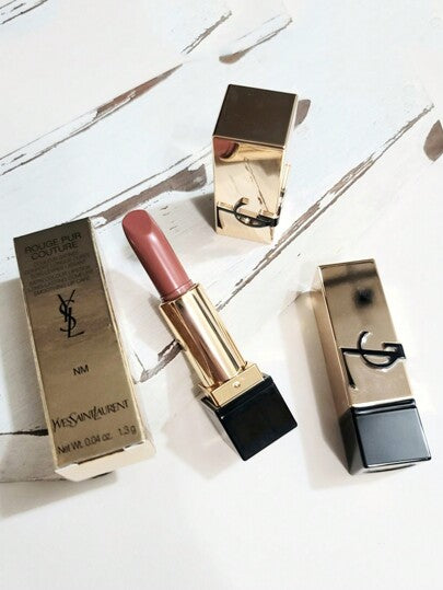 Yves Saint Laurent [حجم صغير] روج بور كوتور أحمر شفاه ساتان #NM 1.3 جرام، طويل الأمد ومرطب، لا يتلاشى. روج بور كوتور قد ثوّر أحمر الشفاه الساتان بصيغة جديدة، وتغليف مميز جديد، ومجموعة ألوان مختارة بعناية. موحد اللون، رعاية نقية، قياسي نقي. يحتوي على 80...