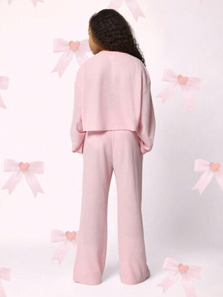 girls-sets SUMWON مجموعة بيجامة مكونة من قميص طويل الأكمام مريح مقصر تصميم ميلاد المسيح والسروال ذو فضفاض مناسبة للفتيات والمراهقات
