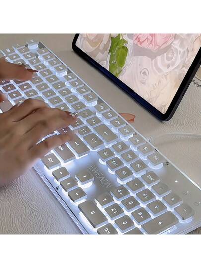 لوحة مفاتيح ألعاب سلكية مع إضاءة LED خلفية، لوحة مفاتيح مكتبية صامتة بحجم كامل باللون الأبيض، تصميم إرجونومي محمول وجد، متوافق مع أجهزة الكمبيوتر والأجهزة المحمولة والأجهزة الطرفية، مناسب لمحترفي الرياضات الإلكترونية والطلاب والمكاتب