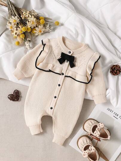 SHEIN رومبير رضيعة بيج أنيقة وأنيقة. لونها الهادئ مناسب لمناسبات متعددة.
