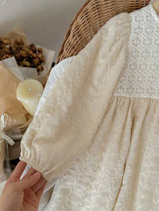 فستان أطفال Blossori فستان منسوج فضفاض مطرز باللون الأبيض مع قطع إضافية من الدانتيل على الطراز الفرنسي الأنيق للفتيات الصغيرات ، مناسب للخريف والشتاء