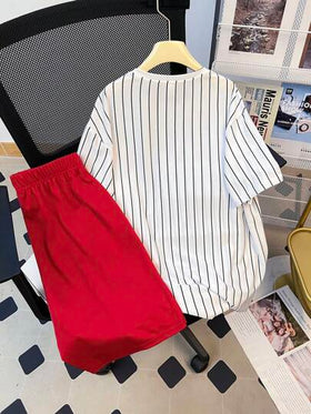 SHEIN ملابس أولاد المراهقين لأجواء عيد الميلاد، كاجوال، كولييجيت، مريحة، أنيقة، متعددة الاستخدامات، جميلة، ناعمة، مناسبة للارتداء اليومي، المدرسة، الخروجات، الرياضة، الخطوط، حفلات العطلات، طقم تيشيرت بأكمام قصيرة وشورت