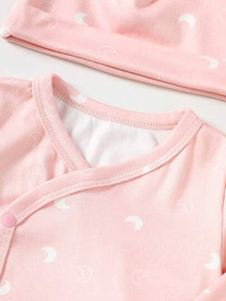 SHEIN 3 قطع / مجموعة ملابس منزلية ورضيع للبنات الحلوة، تتكون من: ملابس علوية طويلة الأكمام مع ياقة مائلة بطبعة القمر الكرتونية + بنطلون بكب + قبعة بأذنين ثلاثية الأبعاد، مصنوعة من قماش ناعم للبيجامات