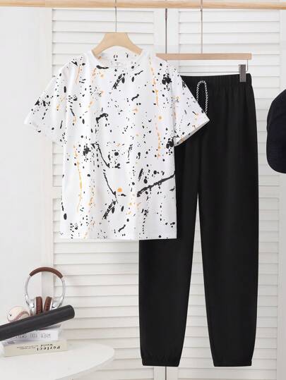 SHEIN 2 قطعة/مجموعة ملابس أنيقة رياضية للمراهقين الشباب، تيشرت أبيض أكمام قصيرة بطبعة رذاذ الطلاء وبنطلون أسود، ملابس مجموعة