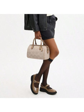 Coach حقيبة بوسطن كبيرة للنساء من روان - حقيبة كروسبودي من الجلد مع شعار العلامة التجارية وإغلاق سحاب باللون البيج/البني ثنائي اللون