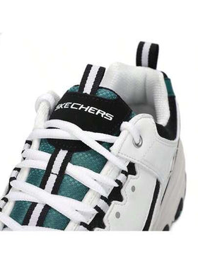 Skechers أحذية رياضية رباط رجالية D'LITES 1.0، بتصميم باندا، ذات نعل ناعم ومريح، منخفضة الرقبة، خفيفة الوزن، ماصة للصدمات، مناسبة للسفر والتنقل والارتداء اليومي.-WBK