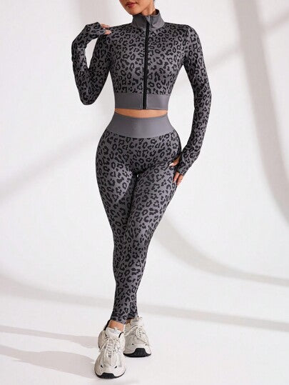 SHEIN Sport Studio طقم ملابس رياضية للنساء بطبعة جلد النمر - ملابس علوية قصيرة أكمام طويلة بياقة عالية مزود بسوستة و بنطلون طويل، طقم ملابس نسائية للتمارين، طقم سراويل نسائية