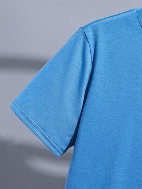 SHEIN مجموعة قميص كم قصير بياقة طاقم وشورت مع شريط جانبي وخصر مطاطي بجيب، مناسبة للربيع والصيف والخريف، للعب في الخارج والمدرسة والشارع والحفلات والأوقات الحرة، أداء عالي الجودة والقيمة