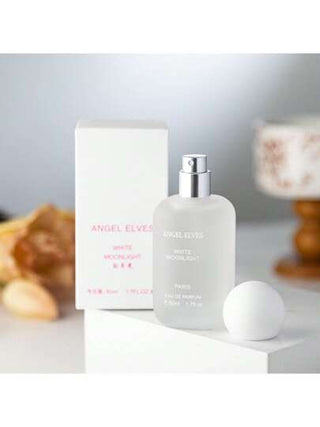 عطر نسائي 50 مل برائحة القمر الأبيض مليء برائحة منعشة ودائمة، وشغف مسكر لرائحة الفراولة، ورائحة الأنوثة والثقة بالنفس والثبات، يضفي الإحساس الجيد طوال اليوم