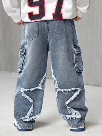 SHEIN X JIMENA & MATEO بنطال جينز للأولاد مُبهت وعصري بتطريز نجمة و رقع ، بتصميم فضفاض ، أزرق مع جيوب كارجو ، للبس اليومي في فصلي الخريف والشتاء للأطفال