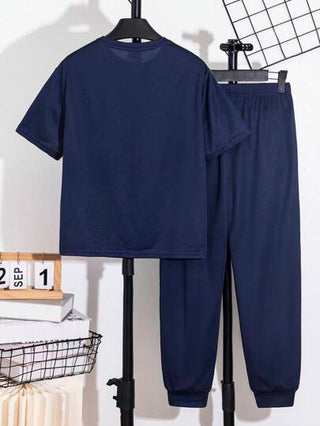 SHEIN مجموعة ملابس قصيرة الأكمام من القميص والبنطال بتصميم شريطي رياضي للأولاد الصغار 2 قطعة/مجموعة، تي شيرت عيد الحب، ملابس أطفال لعيد الحب