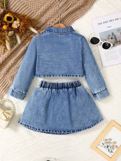 SHEIN Vintaside Kids مجموعة ملابس علوية كم طويل وتنورة متموجة من الدنيم الأزرق الداكن للفتيات، ملابس متنوعة الاستخدام للشتاء/ الخريف 2024 ، طقم ملابس يمكن ارتداؤه في كل المناسبات