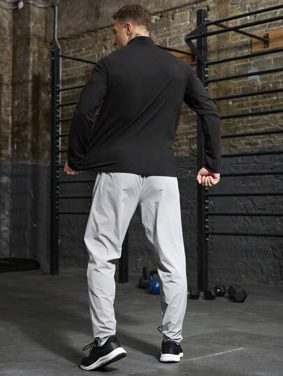 Manfinity Sport Corelite تي شيرت كاجوال رياضي بياقة عالية وأكمام طويلة مطبوع عليه حرف، تصميم بسيط