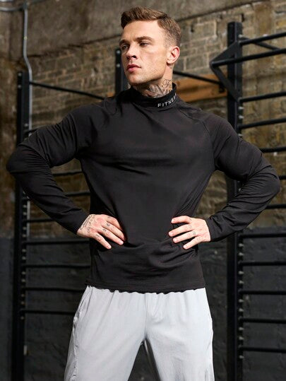 Manfinity Sport Corelite تي شيرت كاجوال رياضي بياقة عالية وأكمام طويلة مطبوع عليه حرف، تصميم بسيط