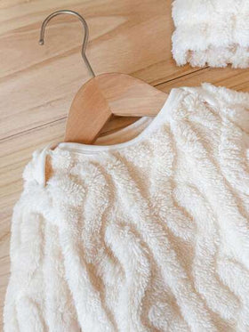 SHEIN Vintaside Kids جمبسوت رضيع كاجوال وحيدة القطعة لكلا الجنسين، بنقشة هندسية ثلاثية الأبعاد جميلة، من قماش ناعم فاخر، مع قبعة، مناسبة للمواليد الجدد، للارتداء اليومي، للخروج، للخريف والشتاء