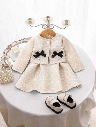 SHEIN Elladie kids مجموعة من 2 قطعة للرضيعة، بدلة من السترة الحريرية والفستان المخملي ذات التصميم الأنيق المصنوع من قماش التويد السميك مع تطريز الدانتيل والفيونكة، مناسب للعطلات والكريسماس والعام الجديد وأعياد الميلاد