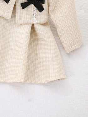 SHEIN Elladie kids مجموعة من 2 قطعة للرضيعة، بدلة من السترة الحريرية والفستان المخملي ذات التصميم الأنيق المصنوع من قماش التويد السميك مع تطريز الدانتيل والفيونكة، مناسب للعطلات والكريسماس والعام الجديد وأعياد الميلاد
