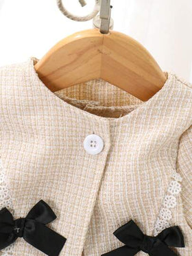 SHEIN Elladie kids مجموعة من 2 قطعة للرضيعة، بدلة من السترة الحريرية والفستان المخملي ذات التصميم الأنيق المصنوع من قماش التويد السميك مع تطريز الدانتيل والفيونكة، مناسب للعطلات والكريسماس والعام الجديد وأعياد الميلاد