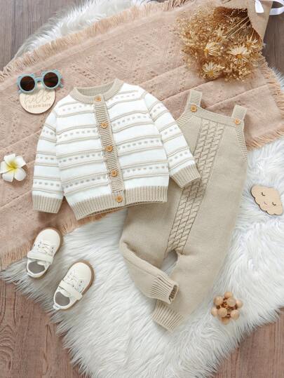 SHEIN Vintaside Kids طقم جاكيت أطفال بنين أنيق! يتميز بسترة كارديجان طويلة الأكمام مخططة برقبة دائرية، مع طبقة خارجية جاكيت أنيقة، ومكمل بسروال ذو أربطة داخلية على الطراز. ناعم وصديق للبشرة، مريح للاستمتاع بطفولة دافئة. تصميم المجموعة المكونة من قطعتين يو