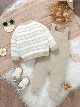 SHEIN Vintaside Kids طقم جاكيت أطفال بنين أنيق! يتميز بسترة كارديجان طويلة الأكمام مخططة برقبة دائرية، مع طبقة خارجية جاكيت أنيقة، ومكمل بسروال ذو أربطة داخلية على الطراز. ناعم وصديق للبشرة، مريح للاستمتاع بطفولة دافئة. تصميم المجموعة المكونة من قطعتين يو