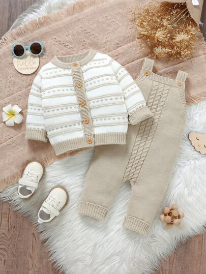 SHEIN Vintaside Kids طقم جاكيت أطفال بنين أنيق! يتميز بسترة كارديجان طويلة الأكمام مخططة برقبة دائرية، مع طبقة خارجية جاكيت أنيقة، ومكمل بسروال ذو أربطة داخلية على الطراز. ناعم وصديق للبشرة، مريح للاستمتاع بطفولة دافئة. تصميم المجموعة المكونة من قطعتين يو