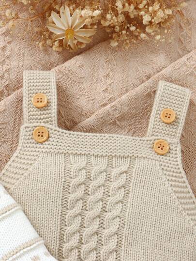 SHEIN Vintaside Kids طقم جاكيت أطفال بنين أنيق! يتميز بسترة كارديجان طويلة الأكمام مخططة برقبة دائرية، مع طبقة خارجية جاكيت أنيقة، ومكمل بسروال ذو أربطة داخلية على الطراز. ناعم وصديق للبشرة، مريح للاستمتاع بطفولة دافئة. تصميم المجموعة المكونة من قطعتين يو
