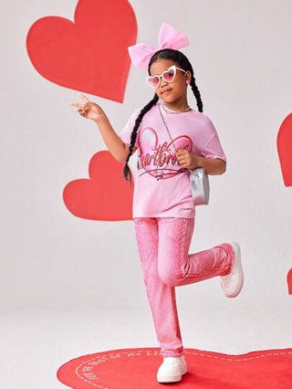 girls-sets مجموعة من قطعتين للفتيات مراهقات تشمل تي شيرت قصير الأكمام بطبعة قلب زهري وبنطلون طويل بنسيج نسيج الجينز، تصميم عصري وحيوي مناسب للمدرسة والخروجات والربيع/الصيف