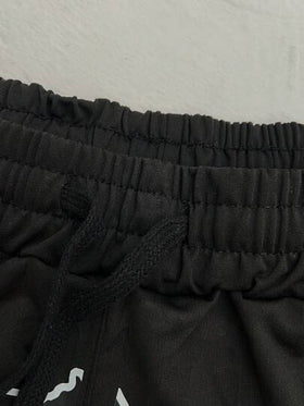 Manfinity Homme شورت رياضي بخصر رباط مطبوع بحروف مريح للشباب العصريين، شورت كرة السلة الرياضي