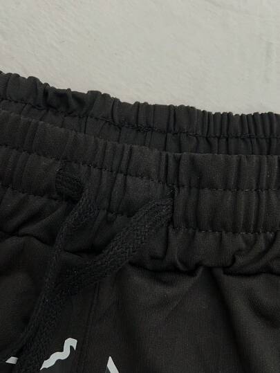 Manfinity Homme شورت رياضي بخصر رباط مطبوع بحروف مريح للشباب العصريين، شورت كرة السلة الرياضي