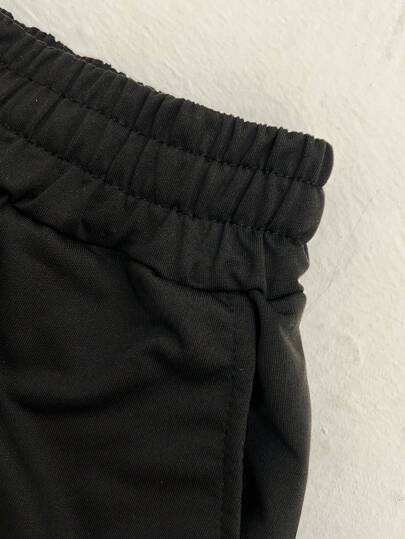 Manfinity Homme شورت رياضي بخصر رباط مطبوع بحروف مريح للشباب العصريين، شورت كرة السلة الرياضي