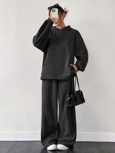 SHEIN EZwear طقم مكون من 2 قطعة - هودي أسود كبير الحجم بطبقة عازلة للحرارة وبنطال رياضي واسع الساق