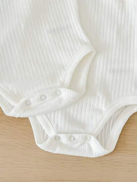 SHEIN LMoss Kids مجموعة 3 قطع بدلة داخلية للأطفال الرضع البنات الجميلة بحمالات مضفرة بيضاء للصيف