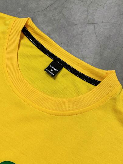 Manfinity Campus Court بلوزة تي شيرت رجالي كاجوال، أكمام قصيرة، مطبوع بشريط الألوان وحرف