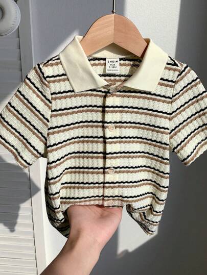 SHEIN قميص كلاسيكي منقوش بشكل مريح لفتى مراهق، متعدد الاستخدامات للتنقل والمدرسة واليوم العادي والرياضة، مناسب للربيع والصيف
