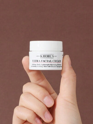 Kiehl's كريم الوجه كيهلز [ميني] منذ عام 1851 بكمية 14مل، يوفر ترطيبًا فوريًا وطويل المدى لمدة 24 ساعة لبشرة ناعمة وصحية. يوازن حتى أكثر مناطق البشرة جفافًا