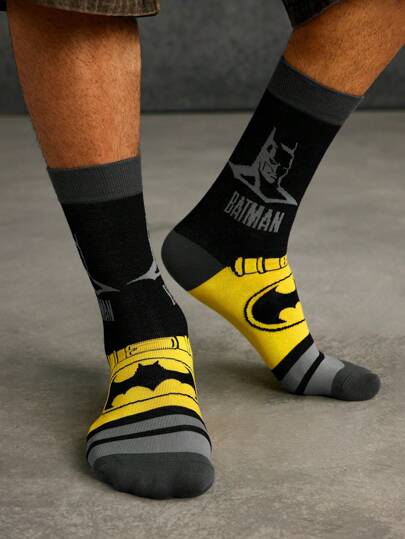 BATMAN X SHEIN زوجان من الجوارب بطاقم بخط الأعلى ذات لوحة الألوان مع شعار البطل والخفاش