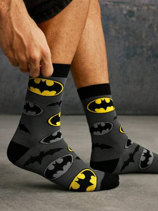 BATMAN X SHEIN زوجان من الجوارب بطاقم بخط الأعلى ذات لوحة الألوان مع شعار البطل والخفاش