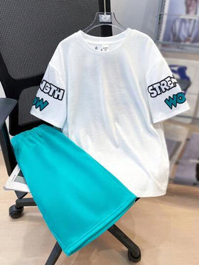 SHEIN مجموعة من قطعتين (بلوزة وشورت) بموديل الشباب الألطف بنمط الرسومات الكرتونية وطباعة الجرافيتي، نصف أكمام، خصر مرن، مناسب للخريف والربيع والصيف، للألعاب الخارجية والمدرسة والطراز الشارعي والسهرات والراحة المنزلية